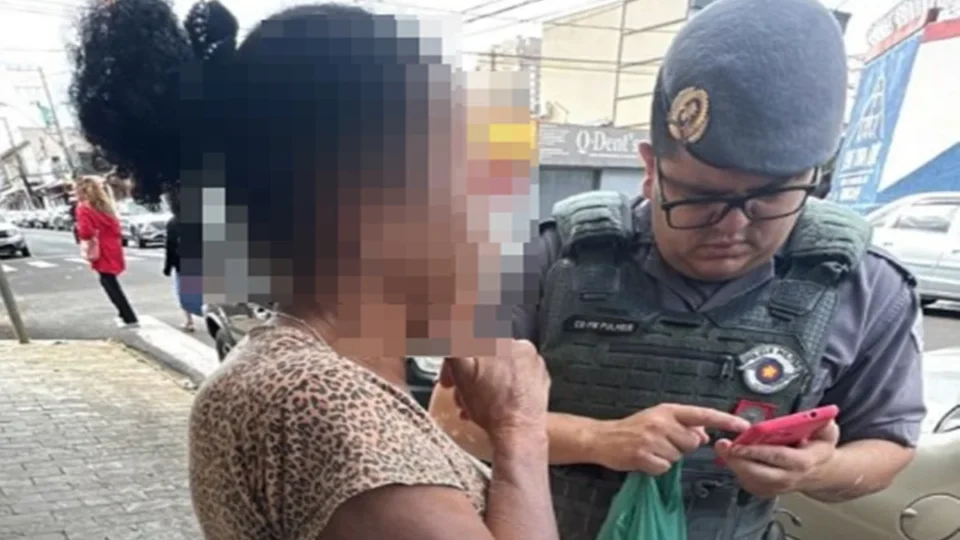 Mulher é detida com mais de 100 santinhos perto de local de votação em SP