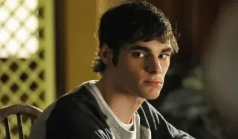 Morre RJ Mitte, ator que interpretou Walter White Jr. em Breaking Bad, aos 34 anos