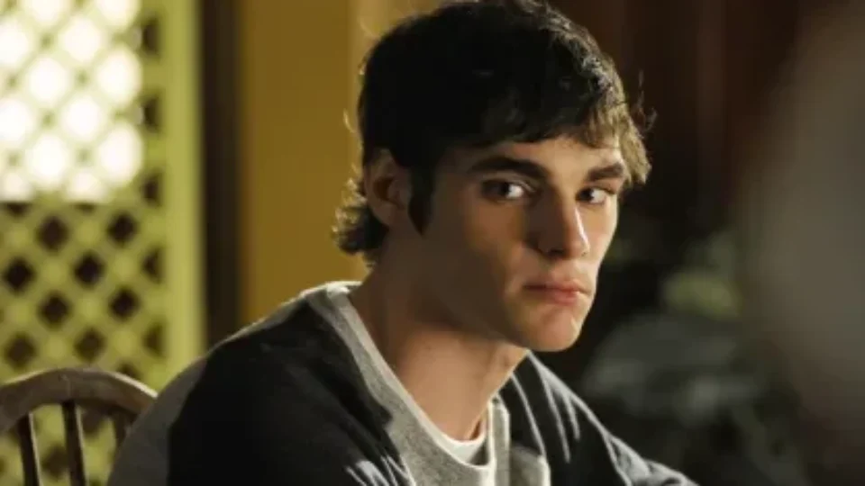 Morre RJ Mitte, ator que interpretou Walter White Jr. em Breaking Bad, aos 34 anos