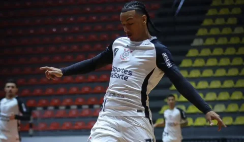 Corinthians perde destaque do futsal, e Júlio César admite que crise do clube travou sonho de jogar no campo