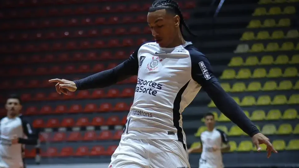 Corinthians perde destaque do futsal, e Júlio César admite que crise do clube travou sonho de jogar no campo