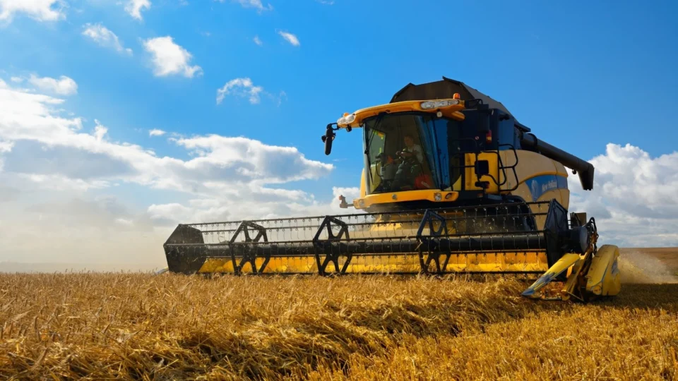 Venda de máquinas agrícolas cai 22,4% com produtor endividado e pressão do câmbio