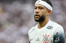 Torcida do Corinthians pede afastamento de Memphis e demissão de Marcelo Paz após sequência de derrotas