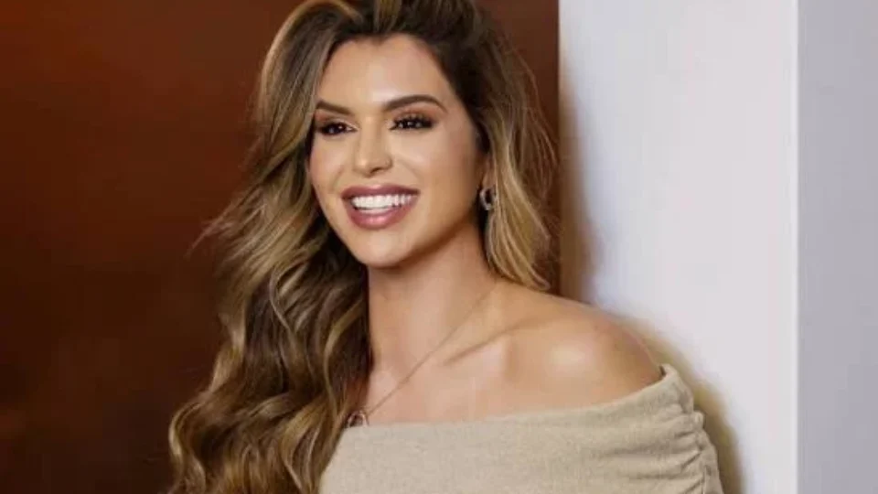Quem é Mônica Fonseca, jornalista expulsa de A Fazenda 18 após briga com Mayk Leão?