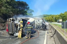 Carreta tomba e pega fogo; motorista morre na Fernão Dias