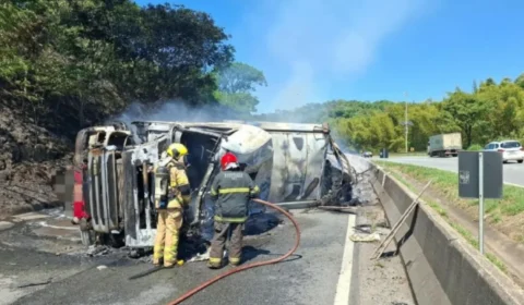 Carreta tomba e pega fogo; motorista morre na Fernão Dias