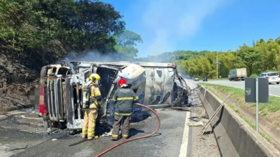 Carreta tomba e pega fogo; motorista morre na Fernão Dias