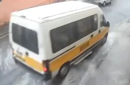 VÍDEO: Van com 18 crianças bate em poste em BH; 13 ficam feridas