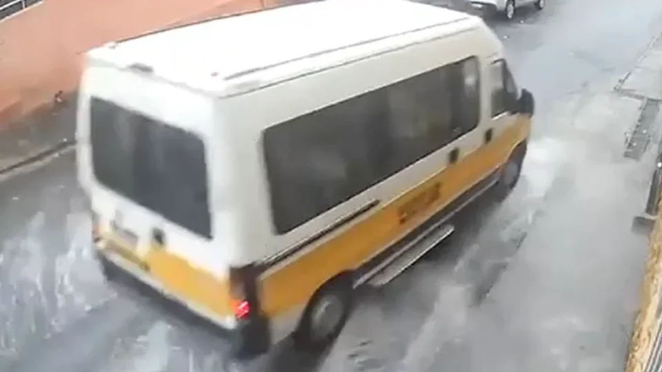 VÍDEO: Van com 18 crianças bate em poste em BH; 13 ficam feridas