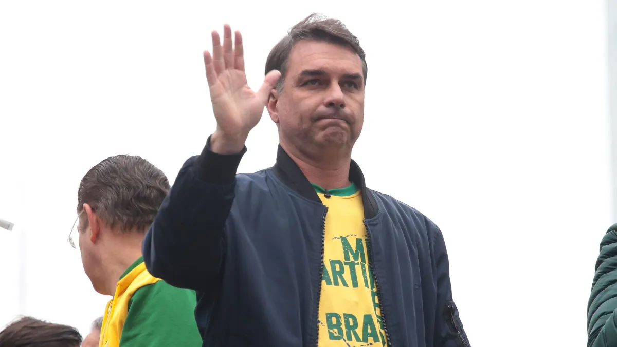 O candidato ao Palácio do Planalto pelo PL, Flávio Bolsonaro, reafirmou nesta terça-feira (6) o seu compromisso de não disputar a reeleição caso seja eleito à Presidência.