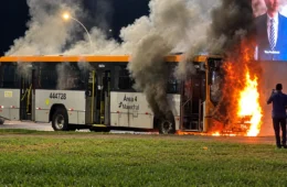 Ônibus da Marechal pega fogo no centro de Brasília; ninguém ficou ferido