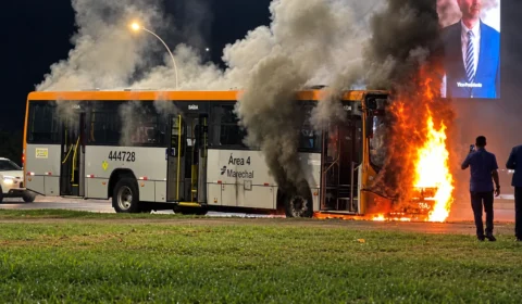 Ônibus da Marechal pega fogo no centro de Brasília; ninguém ficou ferido