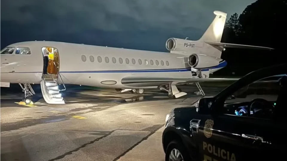 FAB nega ter pedido sigilo sobre voos de Vorcaro e desmente reportagem
