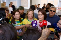 Michelle Bolsonaro vota em Brasília e diz que ex-presidente está esperançoso com resultado