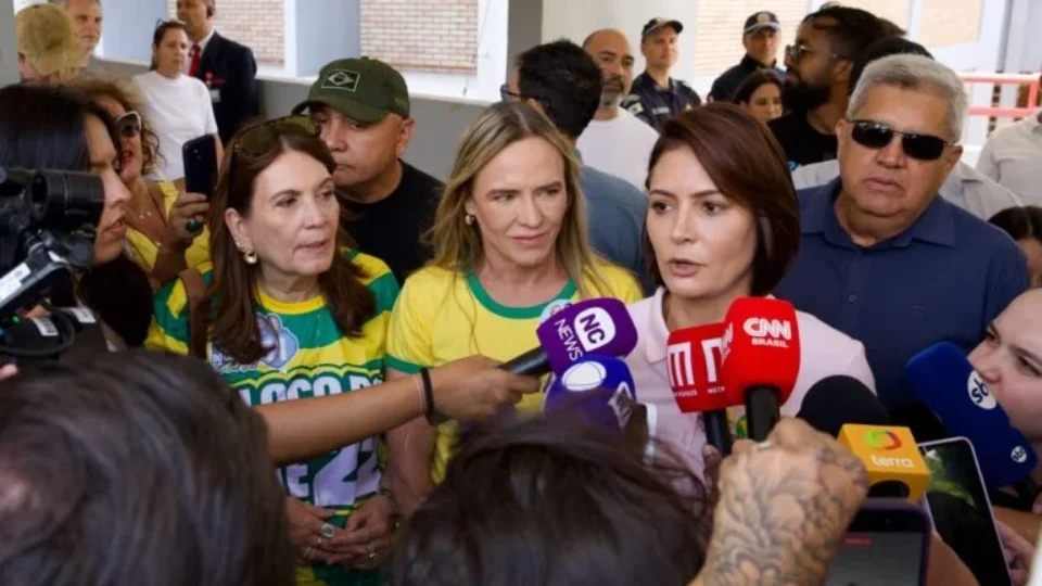 Michelle Bolsonaro vota em Brasília e diz que ex-presidente está esperançoso com resultado