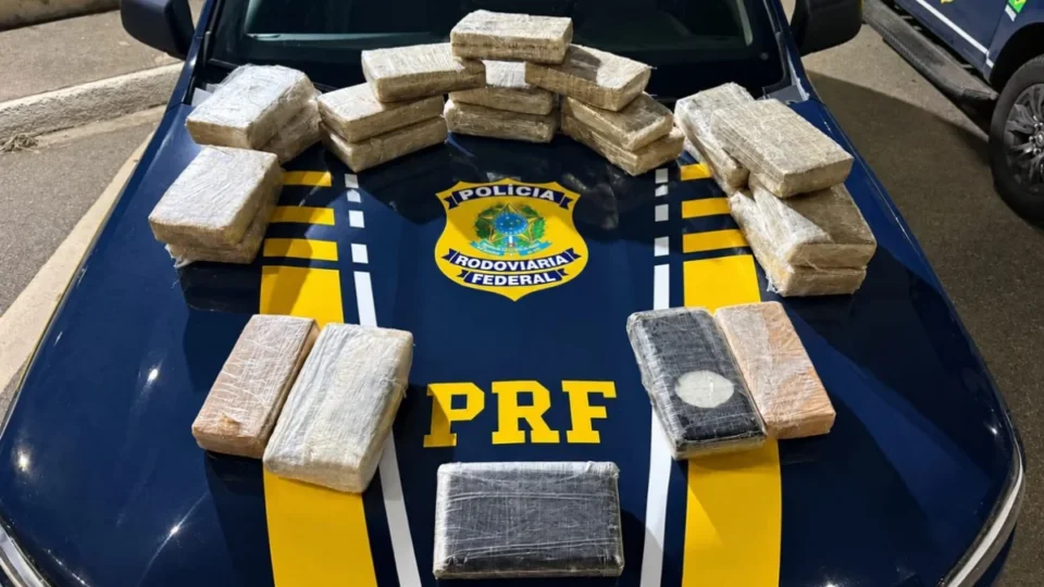 Dupla é presa com skunk, pasta base e cocaína escondidos em carro na BR-262