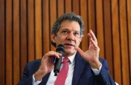 Apoio de Flávio ao fim da escala 6×1 é “jogo de cena”, diz Haddad