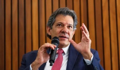 Apoio de Flávio ao fim da escala 6×1 é “jogo de cena”, diz Haddad