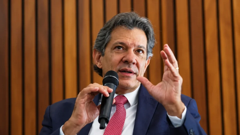 Apoio de Flávio ao fim da escala 6×1 é “jogo de cena”, diz Haddad
