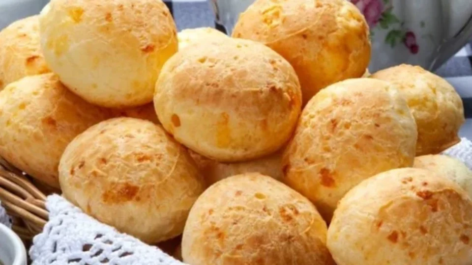 Azul vai servir 48 mil pães de queijo por mês em voos internacionais