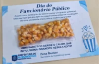 Prefeitura de Florianópolis distribui milho de pipoca no Dia do Servidor e recebe críticas