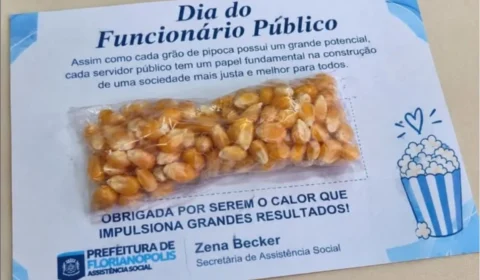 Prefeitura de Florianópolis distribui milho de pipoca no Dia do Servidor e recebe críticas