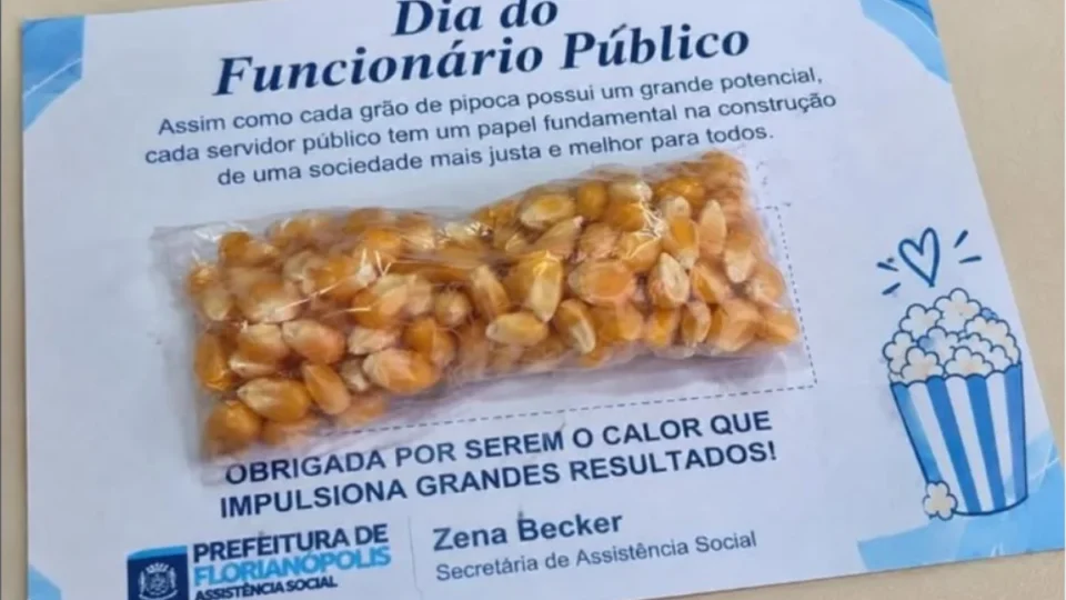 Prefeitura de Florianópolis distribui milho de pipoca no Dia do Servidor e recebe críticas