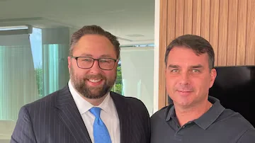 Miller também criticou decisões de autoridades brasileiras e manifestou posições favoráveis a argumentos defendidos por integrantes da família Bolsonaro em disputas políticas e judiciais. Foto: Reprodução