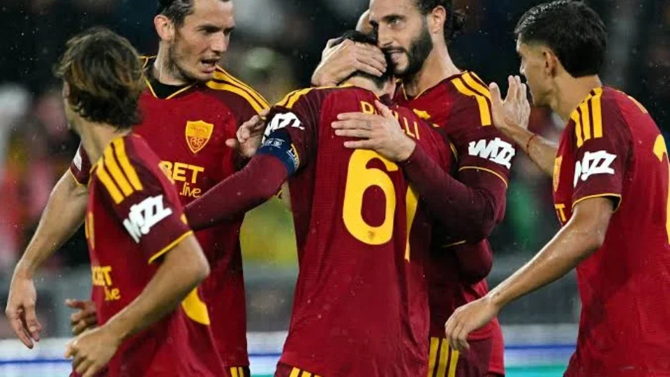 Roma goleia Slovan Bratislava por 4 a 0 e conquista primeira vitória na Champions