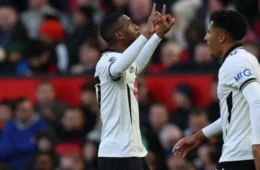 Ex-Vasco, Rayan marca contra o Manchester United e abre caminho para vitória inglesa