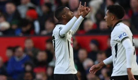 Ex-Vasco, Rayan marca contra o Manchester United e abre caminho para vitória inglesa