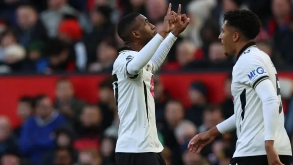 Ex-Vasco, Rayan marca contra o Manchester United e abre caminho para vitória inglesa