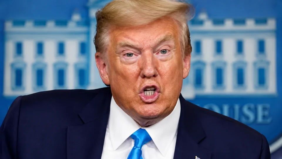 Trump diz que França está “em chamas” e culpa imigração por onda de protestos