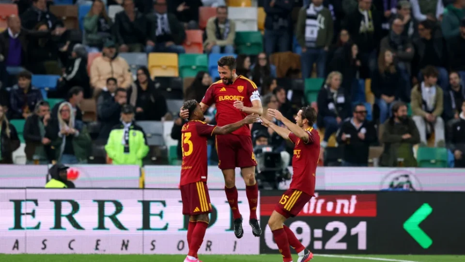 Roma goleia Udinese por 5 a 2, mantém invencibilidade e fica a um ponto da liderança