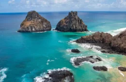 Noronha além das praias: ilha terá festas no mar, Halloween e festival de diversidade