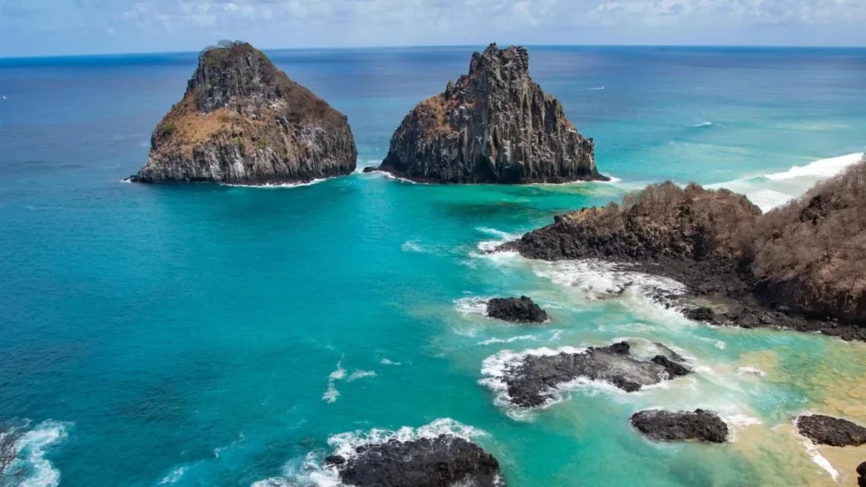 Noronha além das praias: ilha terá festas no mar, Halloween e festival de diversidade