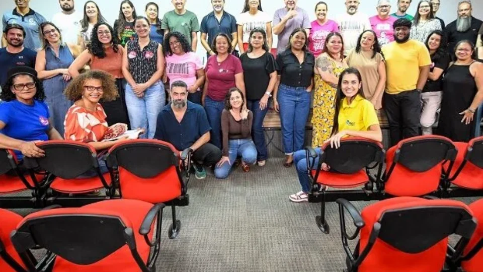 Professores da rede pública do DF paralisam atividades nesta quarta-feira (21)