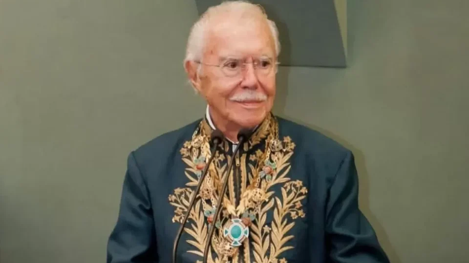 José Sarney recebe alta após nove dias internado e cirurgia abdominal