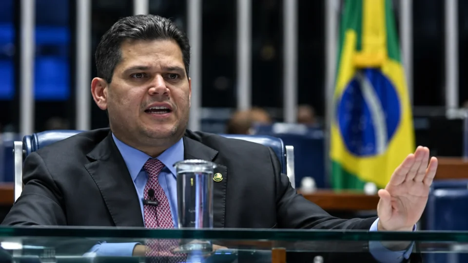 Alcolumbre anuncia promulgação da PEC que acaba com a escala 6×1 nesta sexta