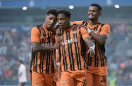 Alisson Santana marca dois gols, Shakhtar vence e assume liderança antes da Champions