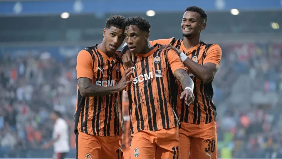 Alisson Santana marca dois gols, Shakhtar vence e assume liderança antes da Champions