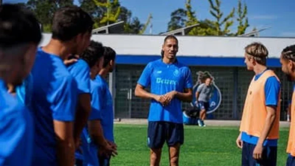 Smalling é recebido com “túnel” de boas-vindas em treino do FC Porto