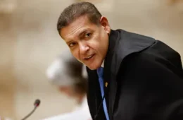 Nunes Marques suspende canal de Janones após pedido de Flávio Bolsonaro