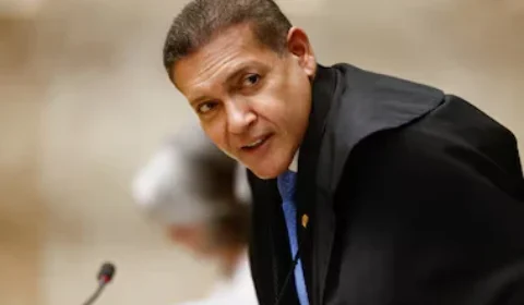 Nunes Marques suspende canal de Janones após pedido de Flávio Bolsonaro