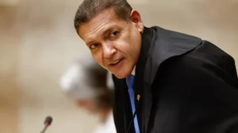 Nunes Marques suspende canal de Janones após pedido de Flávio Bolsonaro