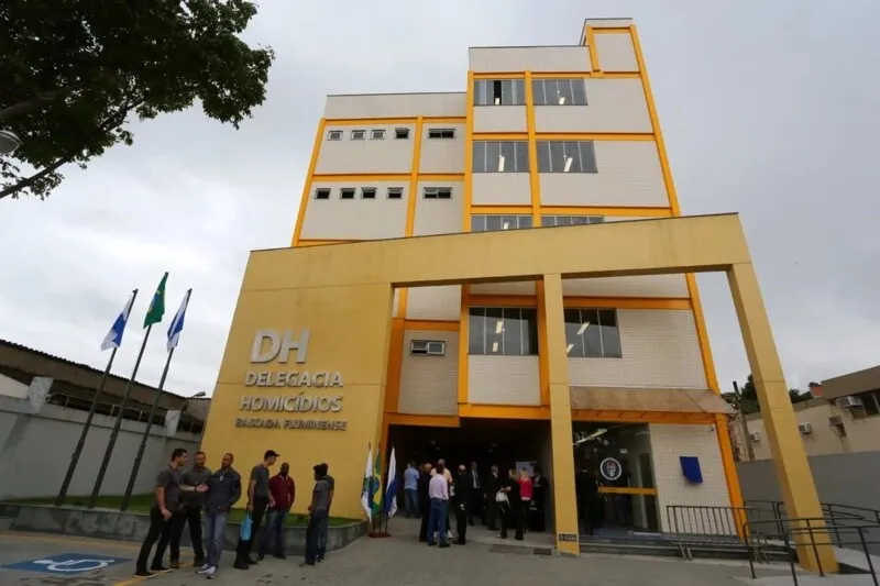 Os investigadores passaram então a reunir informações sobre a movimentação das pessoas ligadas ao imóvel e os objetos que poderiam ter sido utilizados no crime.