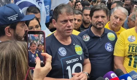 Tarcísio critica atuação do Judiciário após cancelamento do último debate presidencial na TV