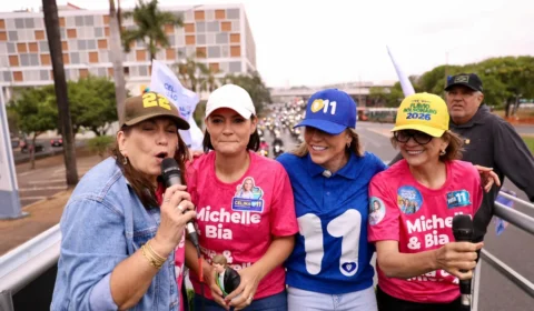 Celina diz receber pesquisa com “humildade” durante motociata no DF