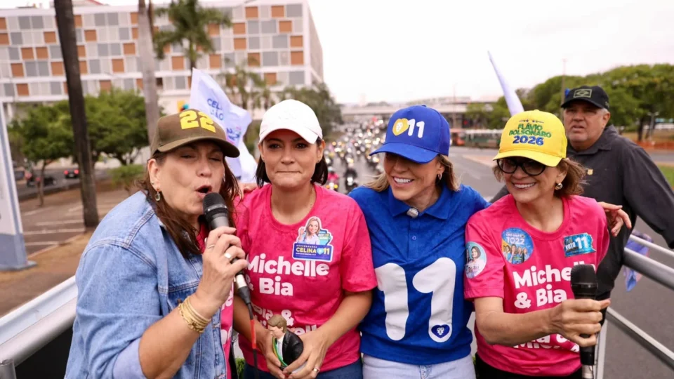 Celina diz receber pesquisa com “humildade” durante motociata no DF