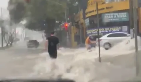 Motociclista é derrubado por enxurrada e tem moto arrastada em Sorocaba